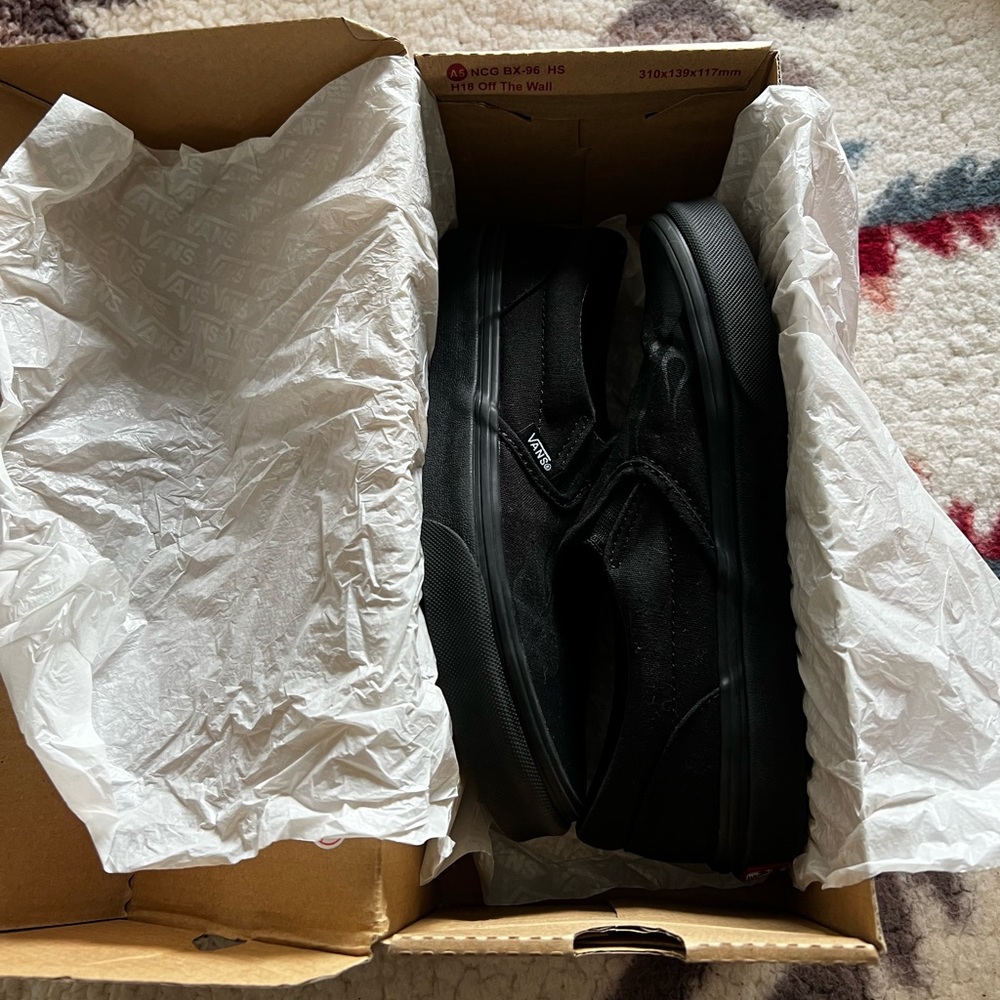 (Glossy Flame)Black/Black Classic Slip-On